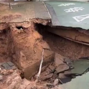 南昌同一条路上出现两处塌陷，当地回应：连续降雨冲走流沙所致