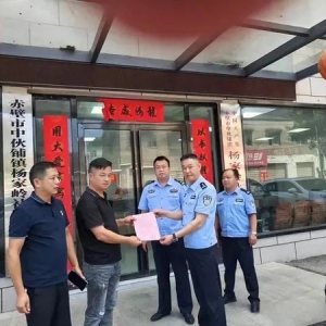 惊险！男子跳湖欲轻生 警民奋勇救生命