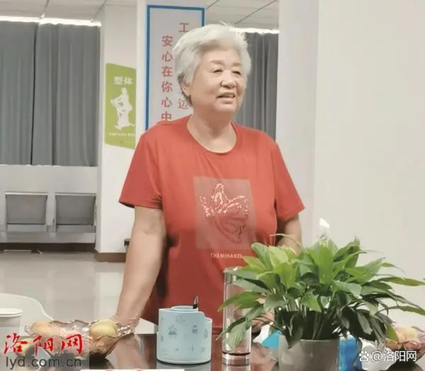 年近八旬的她当起义务红娘 为适龄青年牵线搭桥