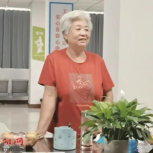 年近八旬的她当起义务红娘 为适龄青年牵线搭桥