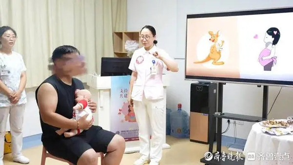 母乳喂养不再“孤军奋战” 孕妇学校学员“宝爸”占半数