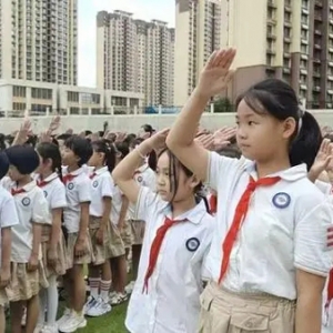 北京天安门广场上1253号国旗现身济南这所小学开学典礼