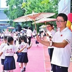 全区中小学幼儿园迎来新学期