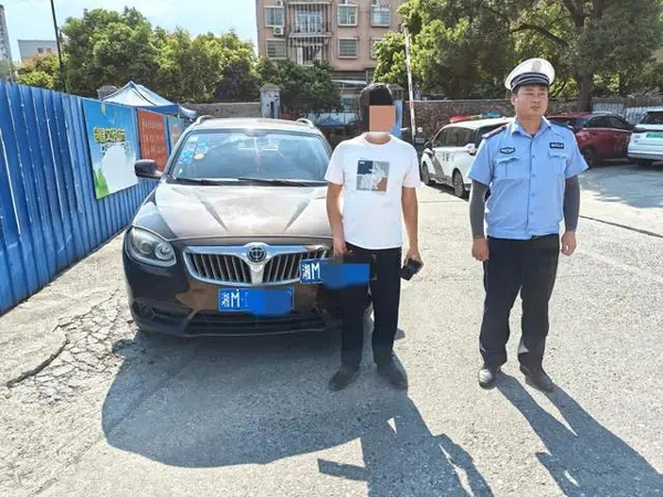 为免停车费 男子开套牌车进出小区被新田交警查处