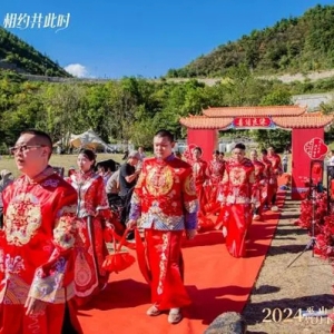 金秋佳节喜结连理 巫山举办中式集体婚礼