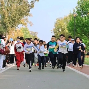 奔跑在山水之間 這些小學生迷你親子馬拉松開跑